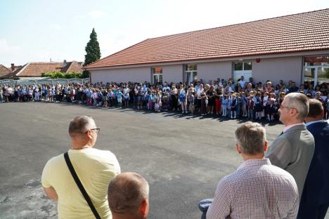 La țară, mai ceva ca la oraș: Școala nouă din comuna Sânmartin s-a umplut de elevi. A primit mai multe cereri decât locuri disponibile! (FOTO/VIDEO)