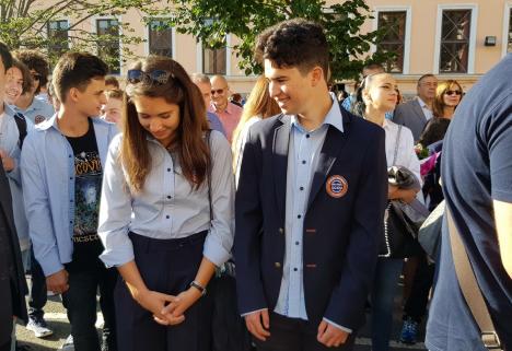 Şcoala a început cu emoţii, flori, îmbrăţişări şi cântece. Bolojan, la Gojdu: 'Dezvoltarea Oradiei va ţine de modul în care elevii sunt pregătiţi' (FOTO / VIDEO)