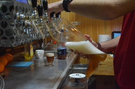 S-a deschis Tom Beer, prima manufactură de bere artizanală în Oradea. Are cramă, terasă şi berar german (FOTO)