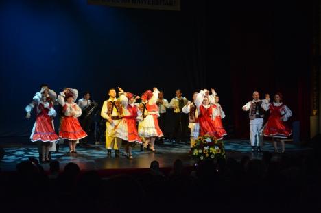 Anul universitar a debutat la Oradea cu aplauze pentru familia tradiţională şi o horă... rock (FOTO/VIDEO)