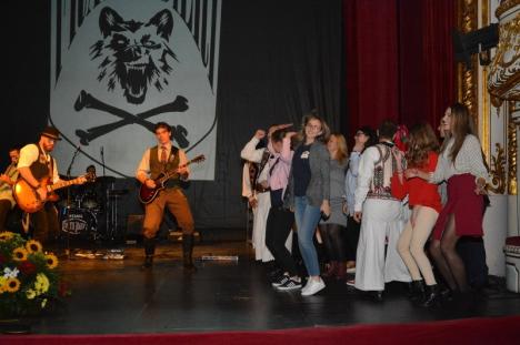 Anul universitar a debutat la Oradea cu aplauze pentru familia tradiţională şi o horă... rock (FOTO/VIDEO)
