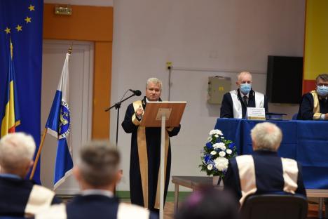 Ceremonie restrânsă la Universitatea din Oradea, la debutul noului an academic. Rectorul Bungău, mesaj pro-vaccinare pentru profesori şi studenţi (FOTO / VIDEO)