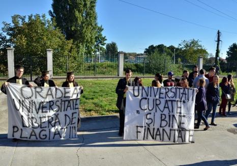 Debut de an universitar la Oradea: protest al studenţilor şi 90 de cadre didactice date afară (FOTO/VIDEO)
