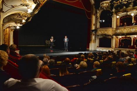 În debutul FITO, managerul Teatrului, Daniel Vulcu, a parodiat rugăciunea „Tatăl nostru” pentru șefii din Consiliul Județean (FOTO)