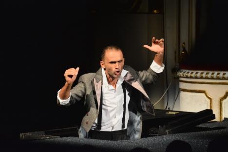 În debutul FITO, managerul Teatrului, Daniel Vulcu, a parodiat rugăciunea „Tatăl nostru” pentru șefii din Consiliul Județean (FOTO)
