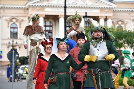 Festivalul Medieval Oradea s-a deschis cu o paradă a coifurilor, o prezentare de modă și o luptă cu spadasini în Piața Unirii (FOTO/VIDEO)