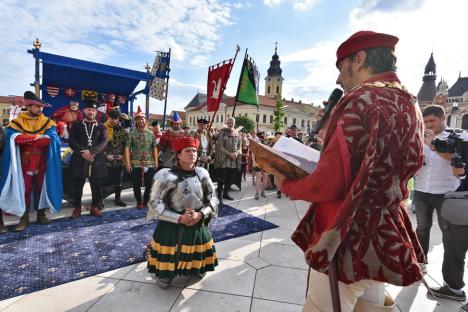 Festivalul Medieval Oradea s-a deschis cu o paradă a coifurilor, o prezentare de modă și o luptă cu spadasini în Piața Unirii (FOTO/VIDEO)