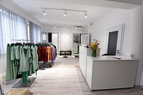 Producătorul orădean de confecții și tricotaje care lucrează pentru case internaționale de modă a lansat un brand propriu, AMAVI, disponibil în magazinul fabricii (FOTO)