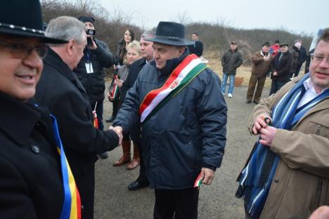 Inaugurarea noului punct de frontieră de la Cheresig: Oficialii români şi unguri s-au prins în Hora Unirii (FOTO / VIDEO)