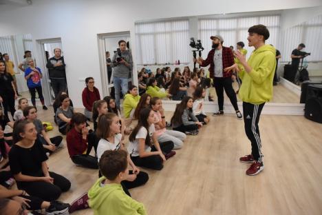 La deschiderea şcolii sale din Oradea, coregraful Emil Rengle le-a arătat oaspeţilor cum se dansează pe manele (FOTO / VIDEO)