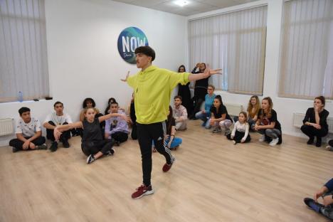 La deschiderea şcolii sale din Oradea, coregraful Emil Rengle le-a arătat oaspeţilor cum se dansează pe manele (FOTO / VIDEO)
