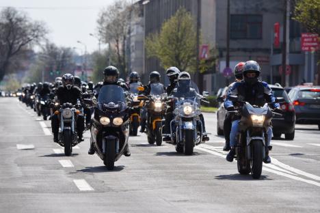 Asfalt uscat! După o pauză de un an, peste 200 de motociclişti au mărşăluit prin Oradea (FOTO / VIDEO)