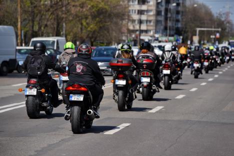 Asfalt uscat! După o pauză de un an, peste 200 de motociclişti au mărşăluit prin Oradea (FOTO / VIDEO)