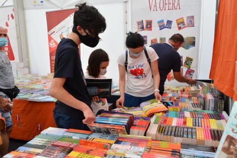 S-a deschis Târgul Gaudeamus: Reduceri de până la 80% și cărți oferite gratuit! (FOTO / VIDEO)