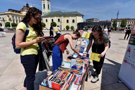 S-a deschis Târgul Gaudeamus în centrul Oradiei: Cărți oferite gratuit, reduceri de până la 60% și multe jocuri pentru copii (FOTO/VIDEO)