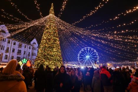 Cum arată Târgul de Crăciun din Oradea: Oameni de zăpadă şi moşi luminoşi, căsuţe cu bunătăţi şi zone dedicate copiilor (FOTO/VIDEO)