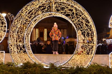 Cum arată Târgul de Crăciun din Oradea: Oameni de zăpadă şi moşi luminoşi, căsuţe cu bunătăţi şi zone dedicate copiilor (FOTO/VIDEO)