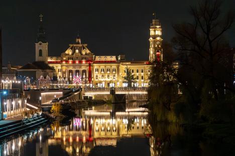 În aşteptarea Crăciunului: Cum a fost împodobit centrul Oradiei și ce poți găsi la târgul din Piaţa Unirii (FOTO/VIDEO)