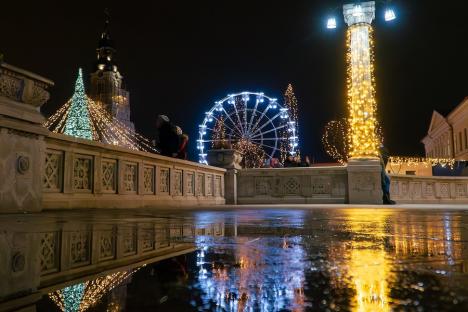 În aşteptarea Crăciunului: Cum a fost împodobit centrul Oradiei și ce poți găsi la târgul din Piaţa Unirii (FOTO/VIDEO)