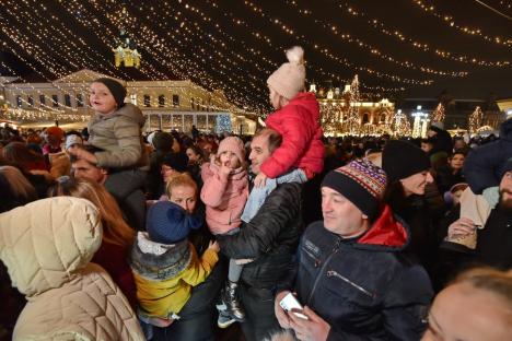 În aşteptarea Crăciunului: Cum a fost împodobit centrul Oradiei și ce poți găsi la târgul din Piaţa Unirii (FOTO/VIDEO)