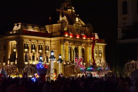 În aşteptarea Crăciunului: Cum a fost împodobit centrul Oradiei și ce poți găsi la târgul din Piaţa Unirii (FOTO/VIDEO)