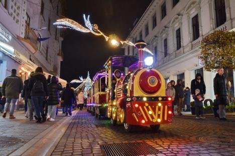 În aşteptarea Crăciunului: Cum a fost împodobit centrul Oradiei și ce poți găsi la târgul din Piaţa Unirii (FOTO/VIDEO)