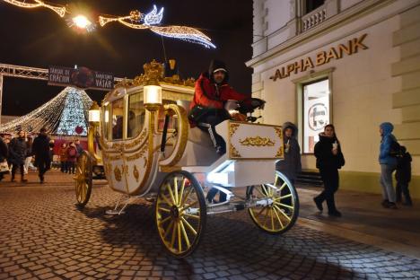 În aşteptarea Crăciunului: Cum a fost împodobit centrul Oradiei și ce poți găsi la târgul din Piaţa Unirii (FOTO/VIDEO)