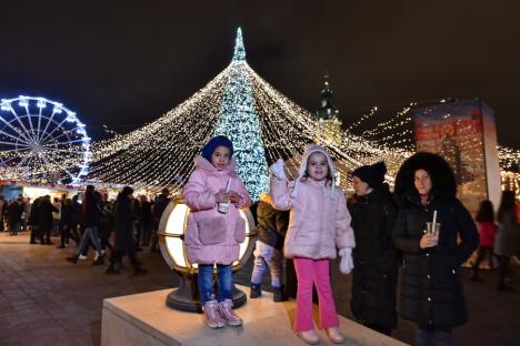 În aşteptarea Crăciunului: Cum a fost împodobit centrul Oradiei și ce poți găsi la târgul din Piaţa Unirii (FOTO/VIDEO)