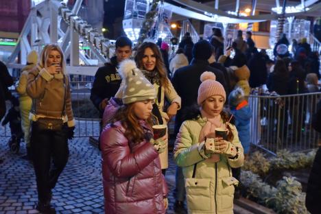 În aşteptarea Crăciunului: Cum a fost împodobit centrul Oradiei și ce poți găsi la târgul din Piaţa Unirii (FOTO/VIDEO)