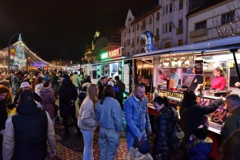 În aşteptarea Crăciunului: Cum a fost împodobit centrul Oradiei și ce poți găsi la târgul din Piaţa Unirii (FOTO/VIDEO)