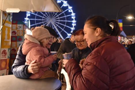 În aşteptarea Crăciunului: Cum a fost împodobit centrul Oradiei și ce poți găsi la târgul din Piaţa Unirii (FOTO/VIDEO)