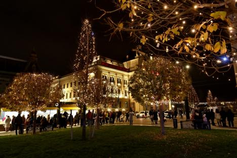 În aşteptarea Crăciunului: Cum a fost împodobit centrul Oradiei și ce poți găsi la târgul din Piaţa Unirii (FOTO/VIDEO)