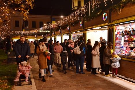 În aşteptarea Crăciunului: Cum a fost împodobit centrul Oradiei și ce poți găsi la târgul din Piaţa Unirii (FOTO/VIDEO)