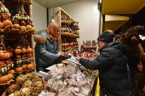 În aşteptarea Crăciunului: Cum a fost împodobit centrul Oradiei și ce poți găsi la târgul din Piaţa Unirii (FOTO/VIDEO)