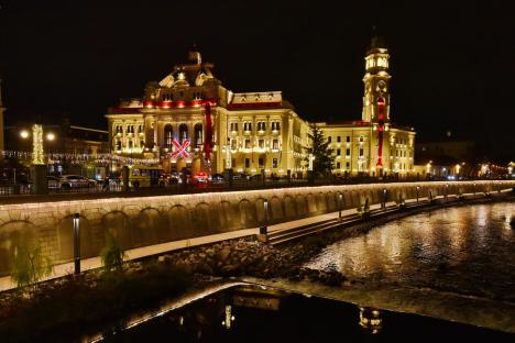 În aşteptarea Crăciunului: Cum a fost împodobit centrul Oradiei și ce poți găsi la târgul din Piaţa Unirii (FOTO/VIDEO)