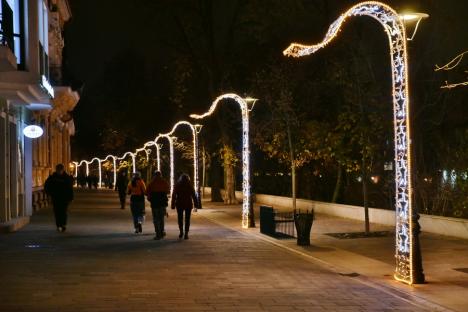 În aşteptarea Crăciunului: Cum a fost împodobit centrul Oradiei și ce poți găsi la târgul din Piaţa Unirii (FOTO/VIDEO)