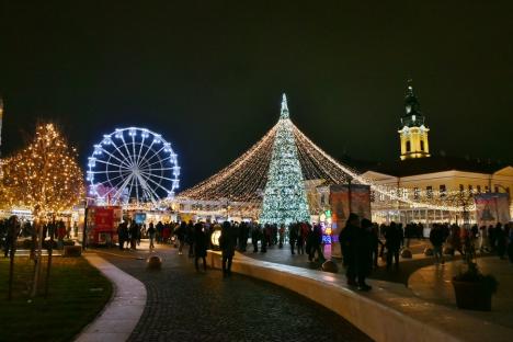 În aşteptarea Crăciunului: Cum a fost împodobit centrul Oradiei și ce poți găsi la târgul din Piaţa Unirii (FOTO/VIDEO)