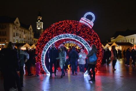 S-a deschis Târgul de Crăciun din Oradea! Piaţa Unirii, invadată de luminițe (FOTO / VIDEO)