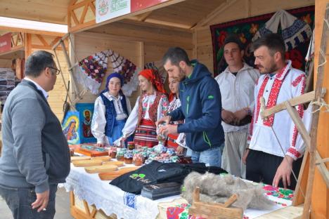 S-a deschis Târgul de Paşte din Oradea, cu produse tradiţionale, decoraţiuni şi iepuraşi (FOTO/VIDEO)