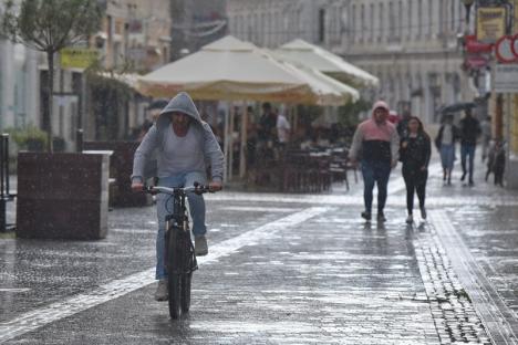 1 iunie, marea 'liberare': Orădenii au ieşit la terase, indiferenţi la frig şi ploaie (FOTO / VIDEO)