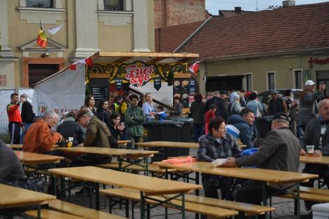 Toamna Orădeană a început în Piaţa Unirii şi în Cetate: Dansatoare pe picioroange, mâncăruri delicioase şi… ploaie (FOTO/VIDEO)