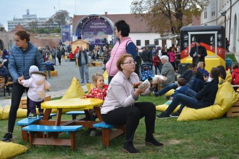 Toamna Orădeană a început în Piaţa Unirii şi în Cetate: Dansatoare pe picioroange, mâncăruri delicioase şi… ploaie (FOTO/VIDEO)