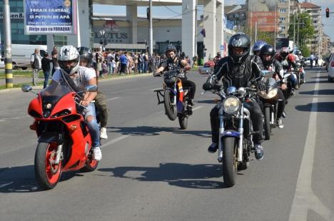 Au deschis sezonul: Sute de motociclişti au mărşăluit, cerând respect în trafic (FOTO)