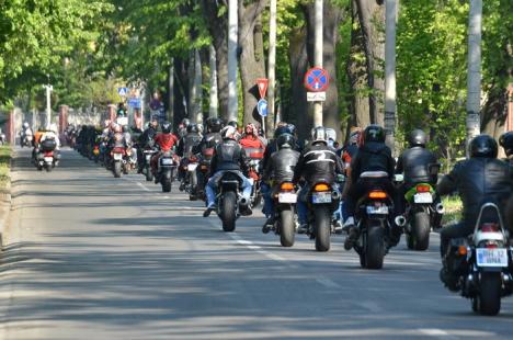 Au deschis sezonul: Sute de motociclişti au mărşăluit, cerând respect în trafic (FOTO)
