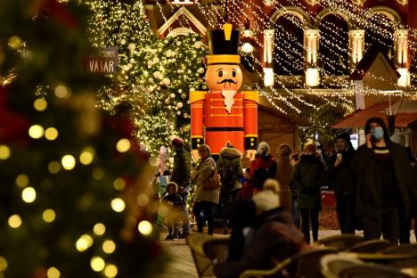 În Oradea a început sărbătoarea! Au fost aprinse luminiţele festive şi s-a deschis Târgul de Crăciun (FOTO / VIDEO)
