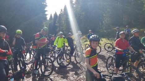 Au pedalat în Apuseni: 65 de turişti au descoperit pe bicicletă peisajele montane din Bihor (FOTO)