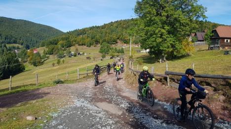 Au pedalat în Apuseni: 65 de turişti au descoperit pe bicicletă peisajele montane din Bihor (FOTO)