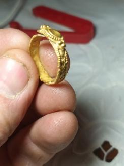 Descoperire arheologică rară: Inel de aur, găsit într-o pădure din Bihor (FOTO)
