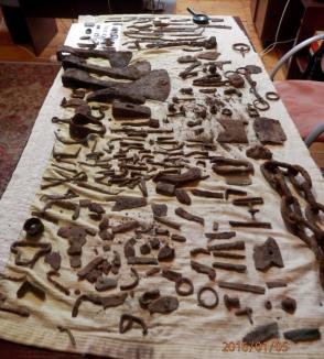 Arme şi monede din Evul Mediu, descoperite cu detectorul de metale în pădurea Leş (FOTO)