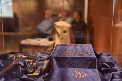 Monede de pe vremea lui Matei Corvin și piese de aur descoperite într-un mormânt din Biharia, într-o nouă expoziție la Muzeul Țării Crișurilor